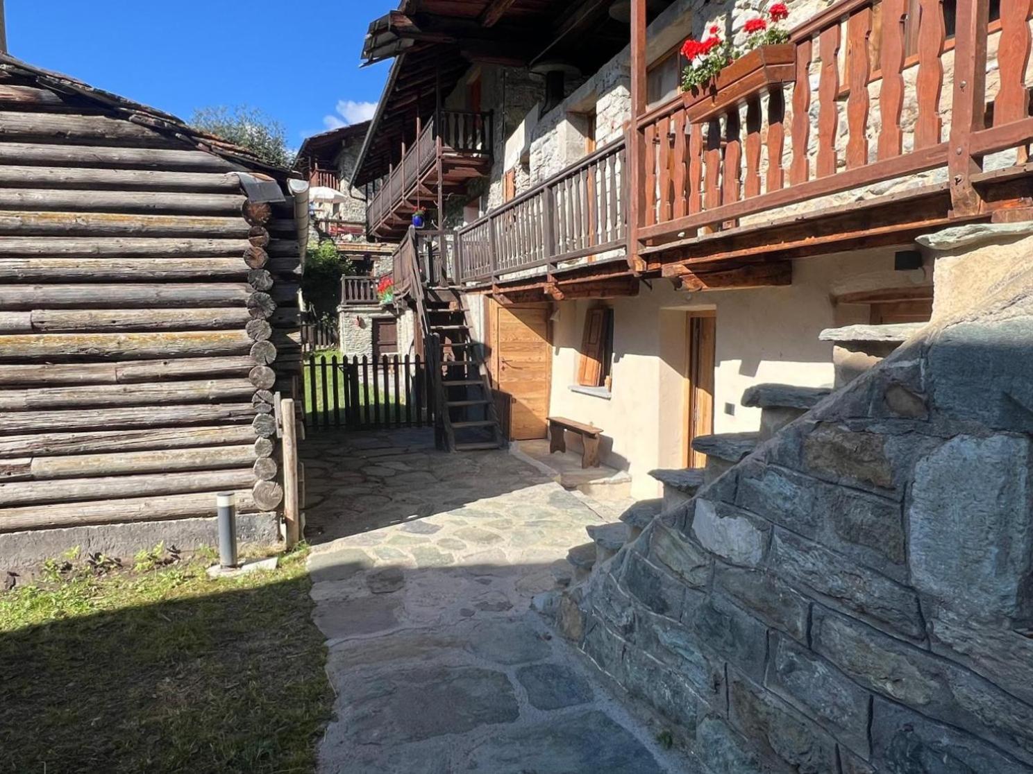 Joivy Modern Family Chalet With Stunning Mountain Views Champoluc Exterior foto