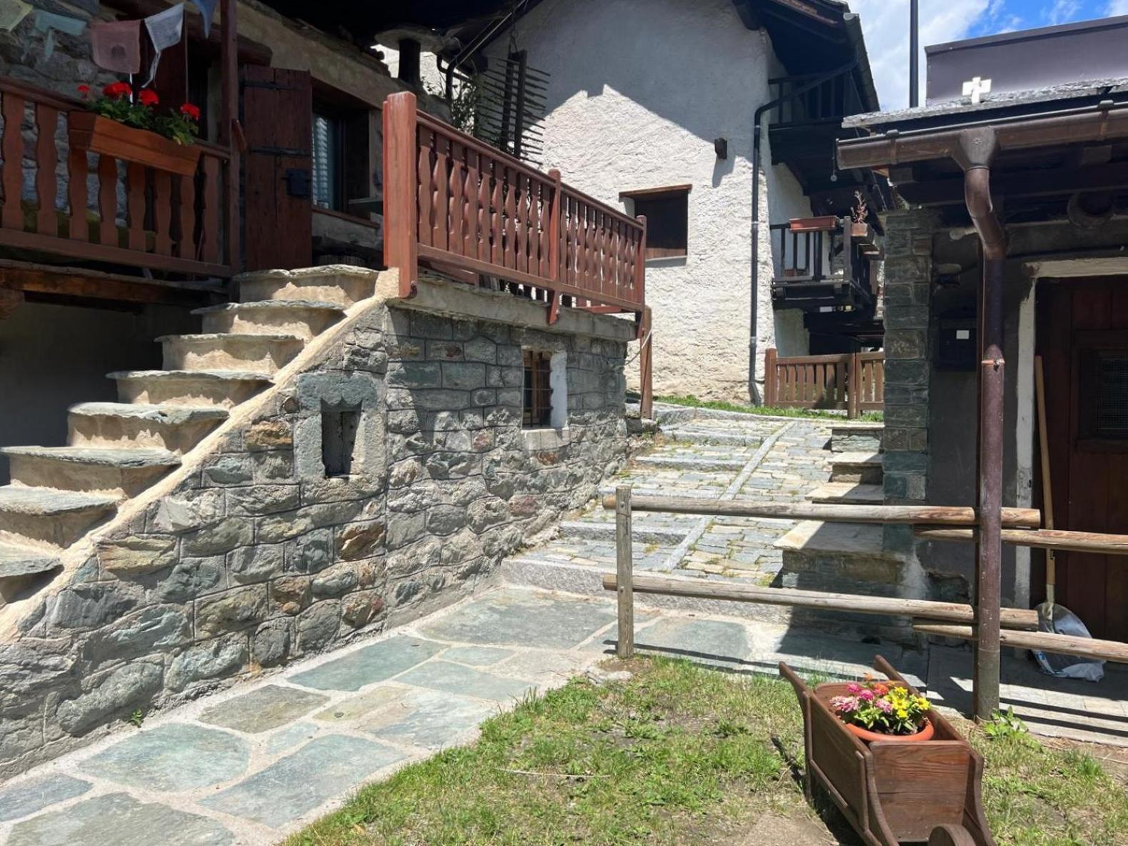 Joivy Modern Family Chalet With Stunning Mountain Views Champoluc Exterior foto